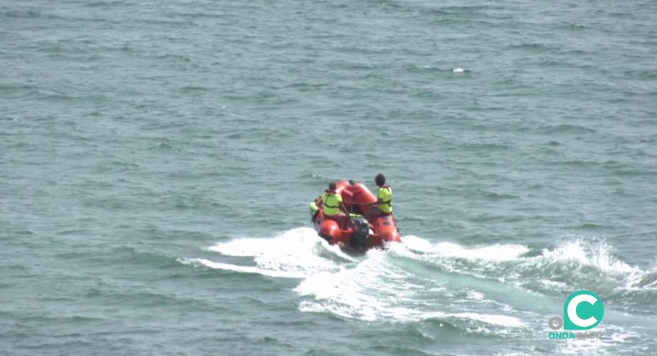 Zodiac de salvamento en el litoral de la capital gaditana