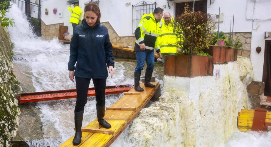 La presidenta de la Diputación durante su visita a los municipios afectados 