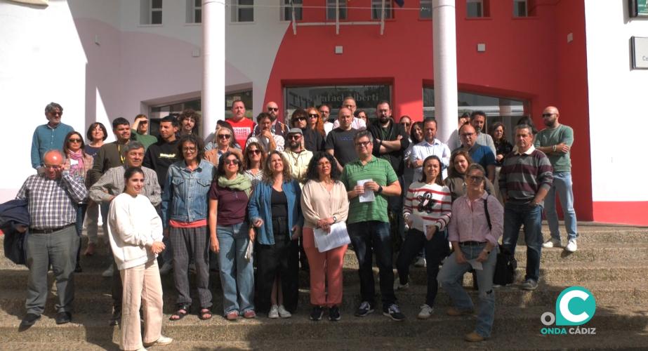 Los docentes del Instituto Rafael Alberti se han concentrado a las puertas del centro educativo. 