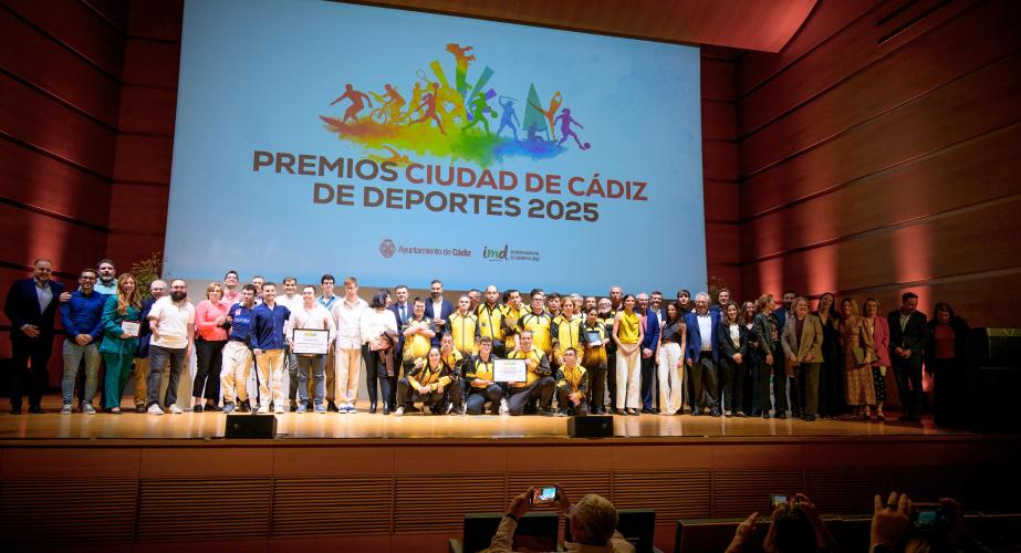 Los galardonados y autoridades en una tofo grupal tras el acto