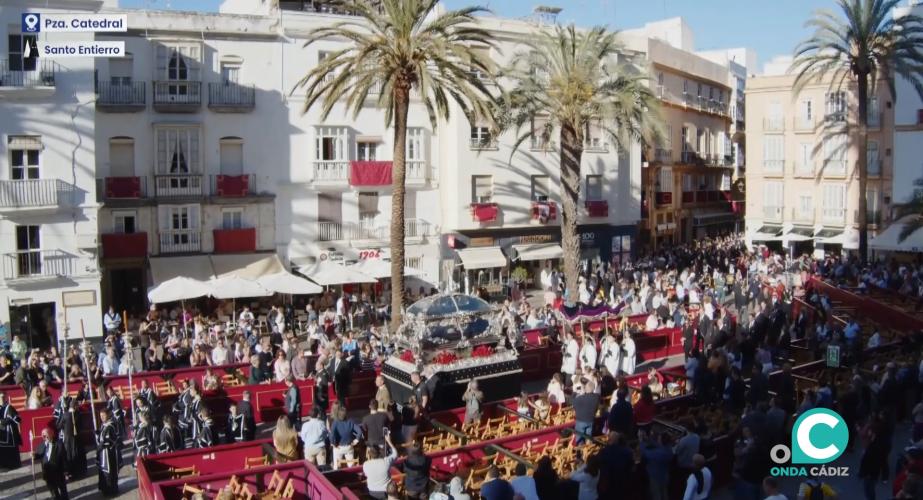 Imagen de la llegada de la urna de plata de Santa Entierro a Santa Catedral 