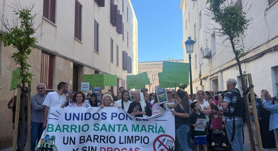Más de 2.000 personas participaron en esta manifestación que recorrió todas las calles del barrio de Santa María