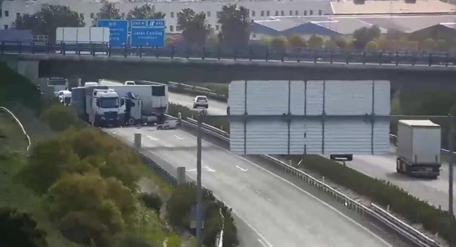 Camiones accidentados en la A-4 en Jerez este lunes 6 de abril.