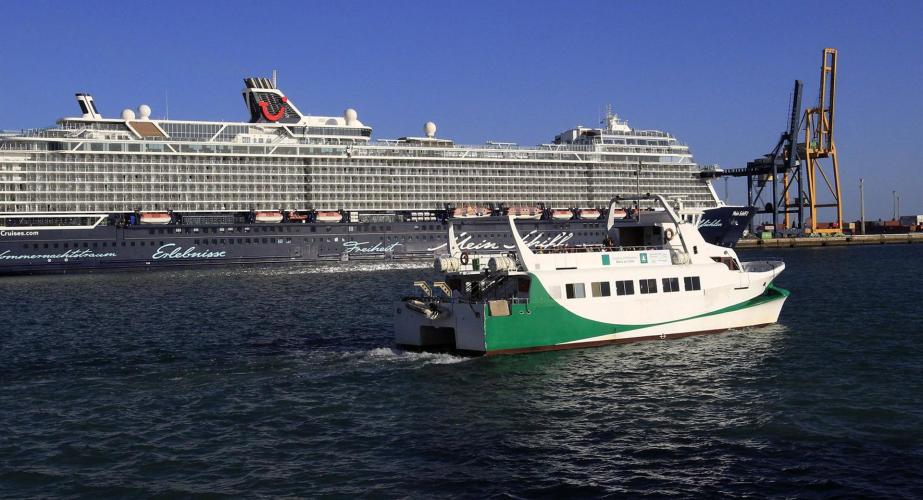  Una imagen del catamarán de la Bahía de Cádiz.