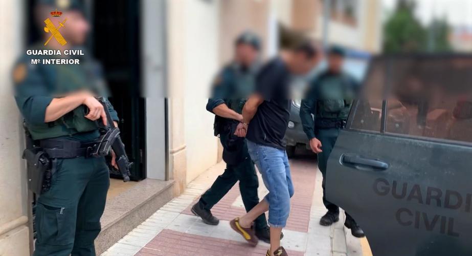 Uno de los acusados durante su arresto por la Guardia Civil