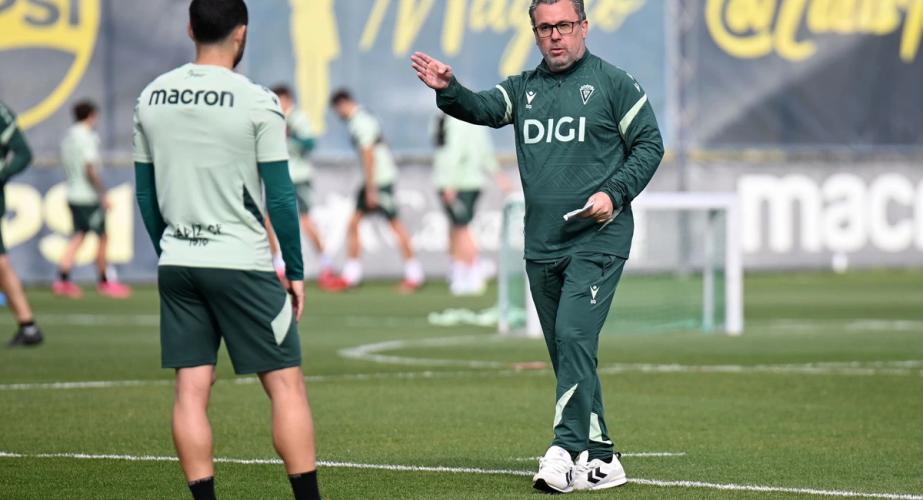 Sergio González hace indicaciones durante una de las sesiones en El Rosal