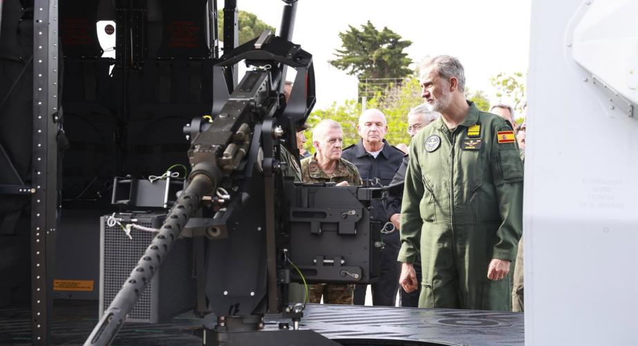 El monarca ante uno de los aparatos mostrados este mañana en el recinto 