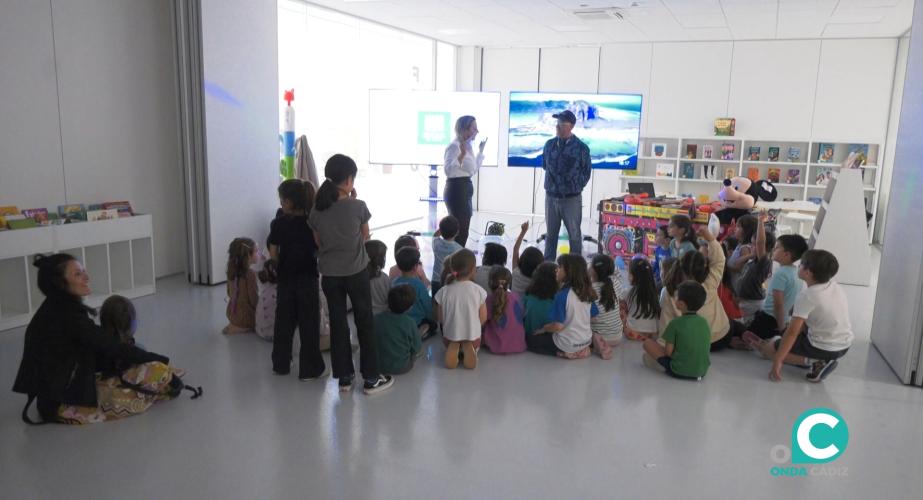 Los más pequeños participan en la fiesta ‘¡Libros que se bailan!’.