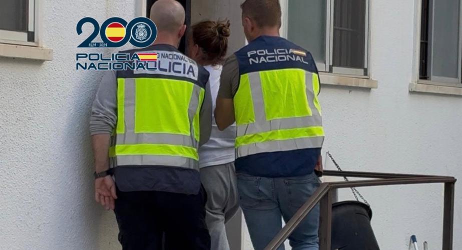 Dos agentes con la mujer arrestada en la localidad gaditana