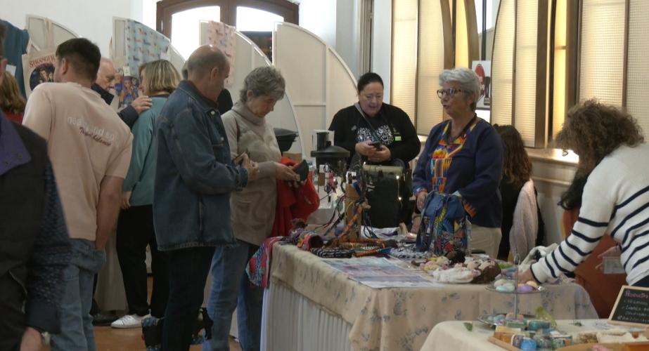 El mercadillo se ha desarrollado este domingo en el Baluarte de los Mártires.