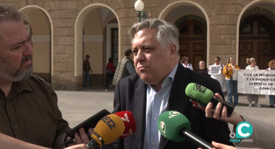 El portavoz del PSOE de Cádiz atiende a los medios de comunicación durante la protesta de los trabajadores de Ayuda a Domicilio. 