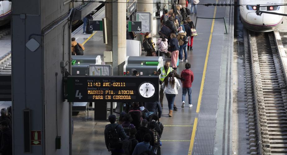 Pasajeros en la estación ferroviaria de Santa Justa, en una imagen de archivo.