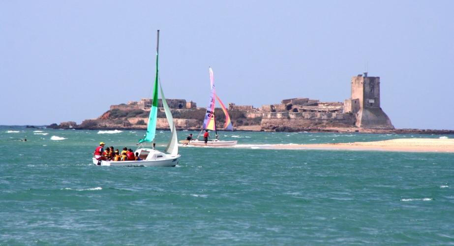  Castillo de Sancti Petri al fondo.