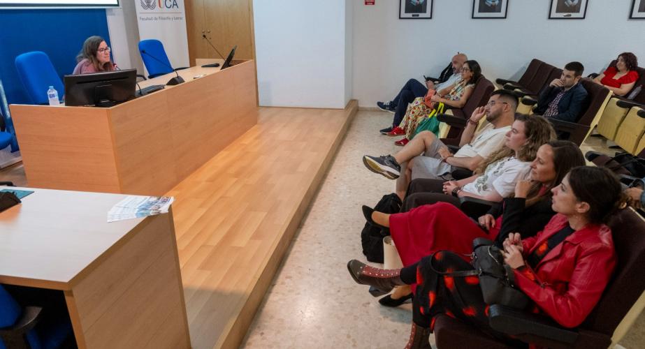Una de las ponencias impartidas en el Salón de Grados de la Facultad de Filosofía y Letras de la UCA