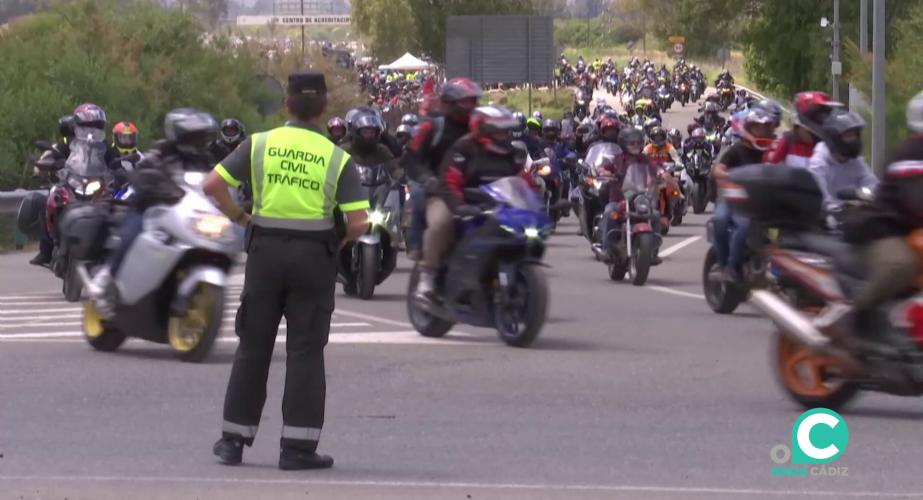 Guardia Civil ordena el tráfico a la entrada del circuito jerezano en una imagen de archivo