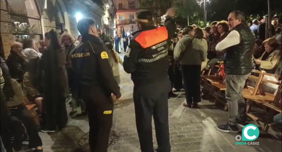 Miembro de la protección civil y guardia de seguridad en la plaza de la Candelaria durante la pasada Semana Santa