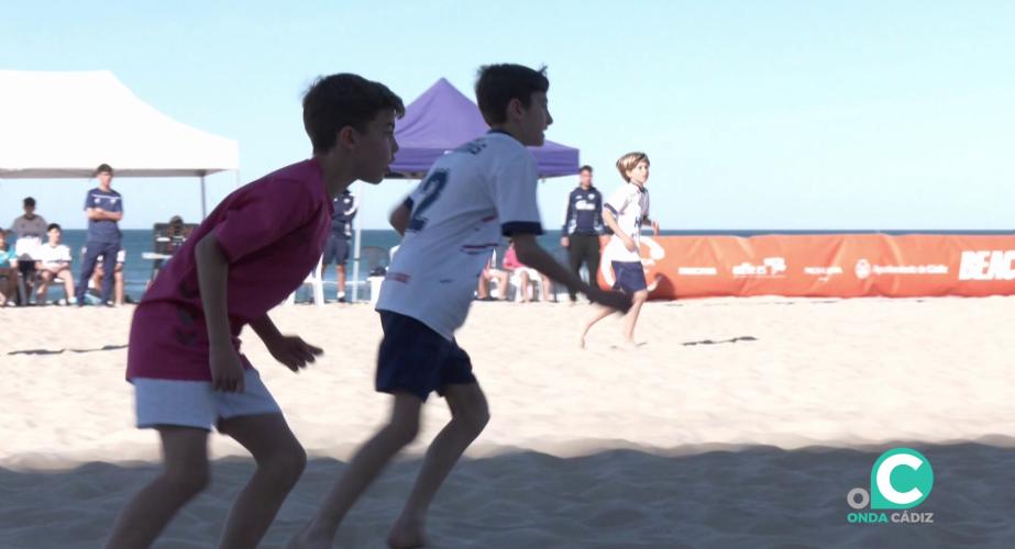 Dos de los jóvenes participantes durante uno de los lances del encuentro celebrado el pasado fin de semana