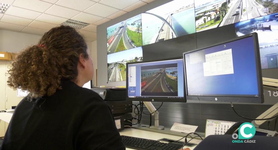 Una operario en el centro de control de tráfico Constitución 1812