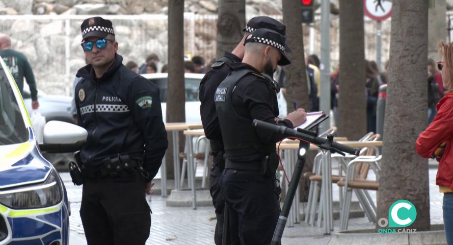 Policías locales sancionan a una conductora este jueves en la plaza San Juan de Dios