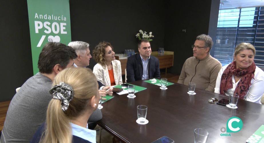La candidata socialista en una reunión este viernes con los representantes  del comité de empresa