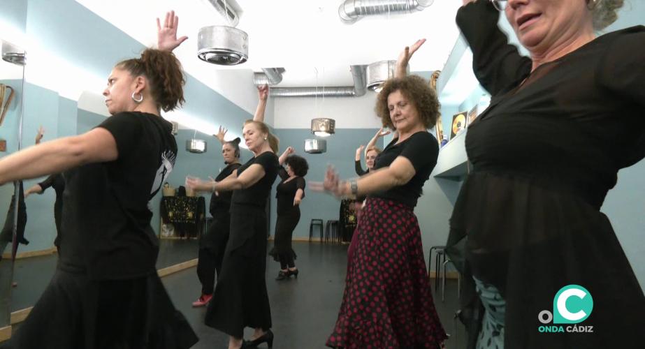 Se impartirán 900 horas con una parte teórica y práctica