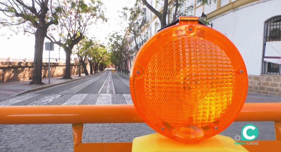 Señalización a la entrada de la vía desde la Alameda