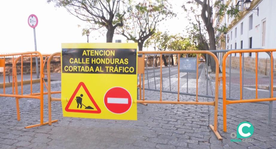 Cartel de aviso a los vehículos al incio de la calle Honduras el pasado jueves