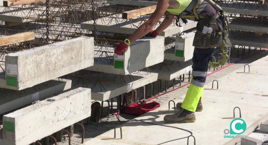 Un operario durante su jornada laboral en la capital gaditana