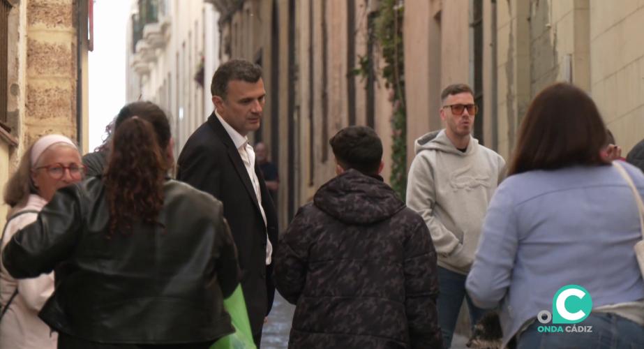 El alcalde durante el pasado miércoles dialoga con algunos de los vecinos del barrio