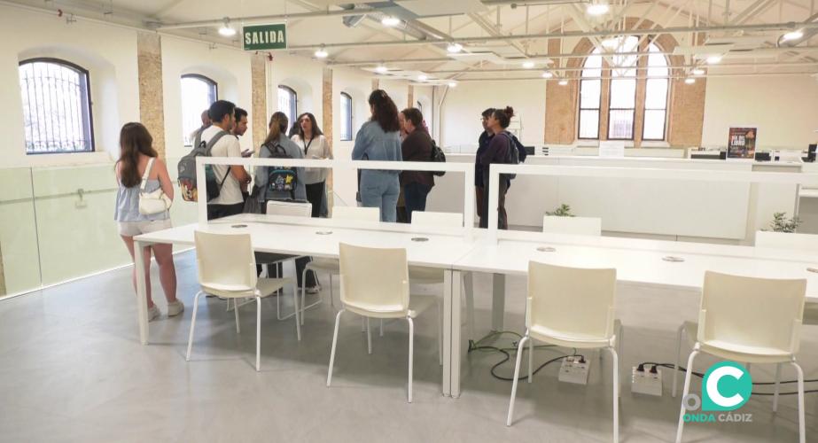 Algunos ciudadanos durante las visitas a las nuevas dependencias