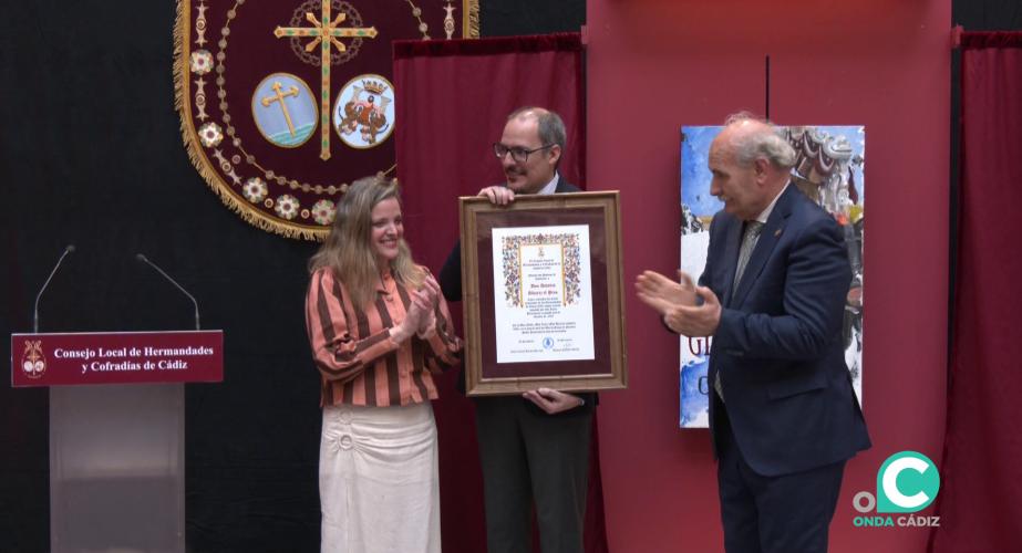 El autor recibe una distinción durante el acto