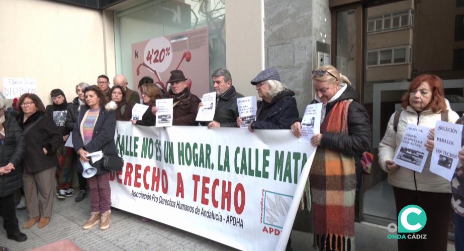 Concentración tras el fallecimiento de personas sin hogaren la capital gaditana