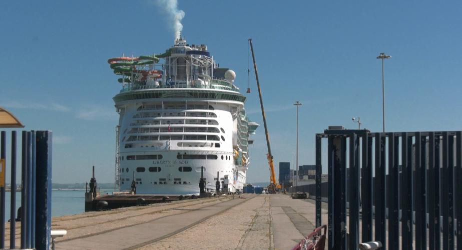 Barco de pasajeros a punto de zarpar en el muelle de la capital gaditana