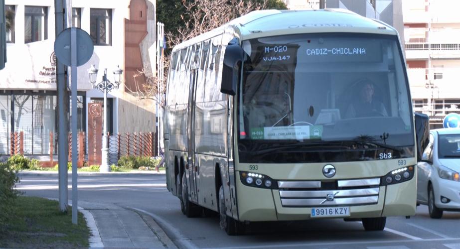 Autobus de la emrpesa circulando por la capital gaditana