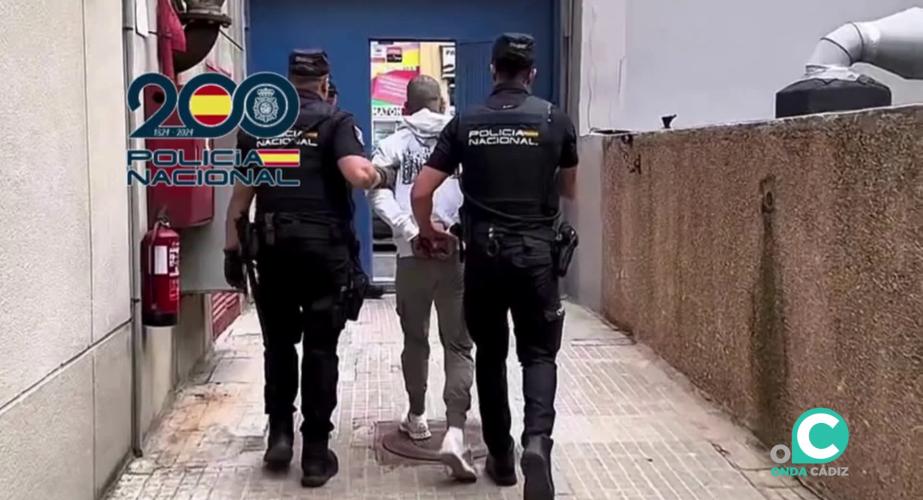 Uno de los arrestados conducido por los agentes