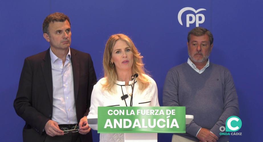 La dirigente popular responde a los medios durante su intervención en la rueda de prensa de este miercoles