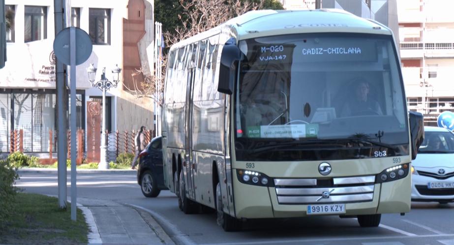 Autobus circulando por la capital gaditana