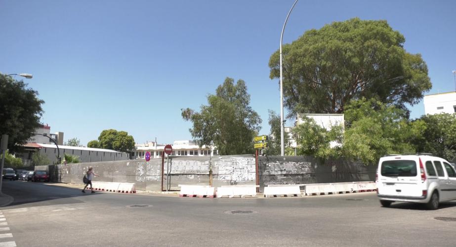 Espacio donde se levantará la nueva instalacion deportiva en la calle Brunete esquina con Ciudad de Santánder