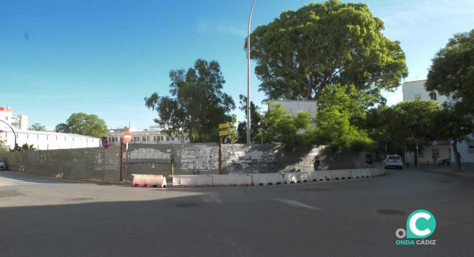 Espacio donde se levantará la nueva instalacion deportiva en la calle Brunete esquina con Ciudad de Santánder