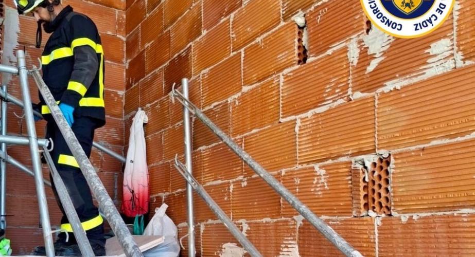 Bomberos en el edificio en obras en Cerro del Moro. 