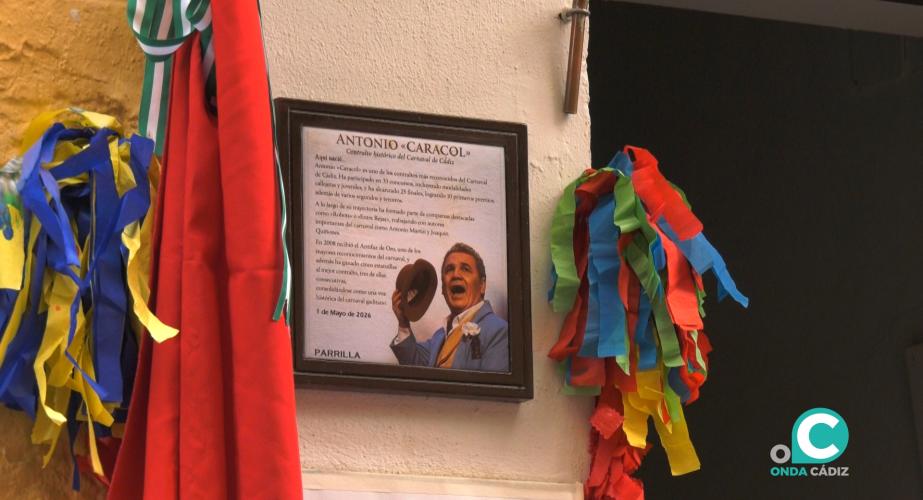 La casa natal de Antonio Cantos 'Caracol' ya luce una placa en su recuerdo.