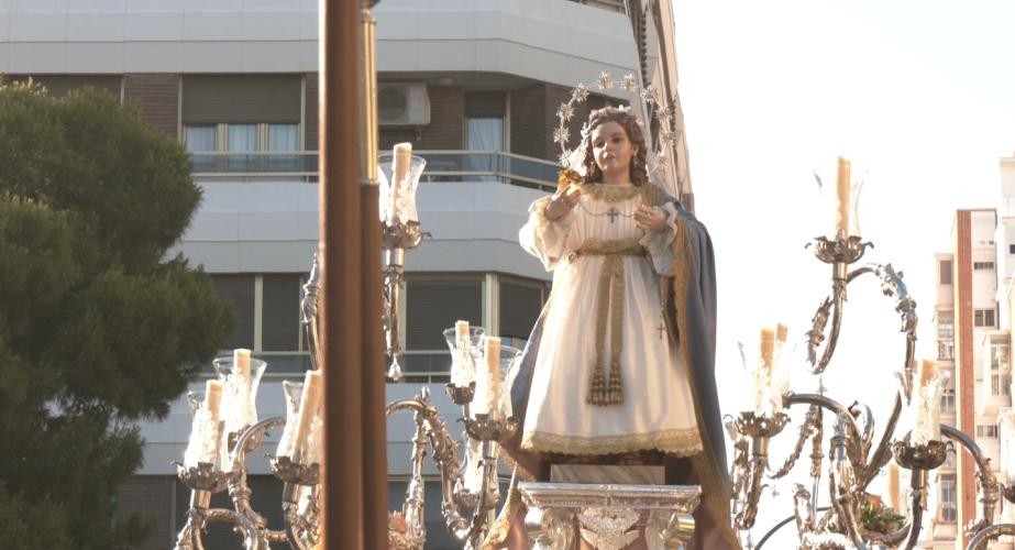 La imagen procesionaba sobre su nueva peana de orfebrería realizada en San Fernando