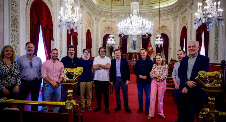 Foto de familia de la visita en el salón de plenos del Ayuntamiento.