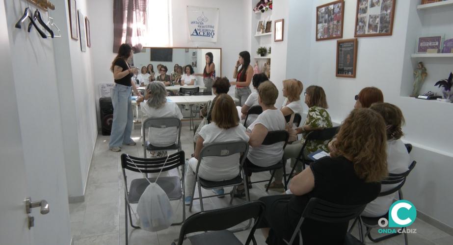 Talleres sobre salud femenina en la asociación Mujeres de Acero. 