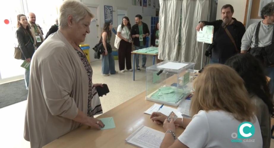 Dos horas antes del cierre de los colegios ya habían votado casi la mitad de la población censada
