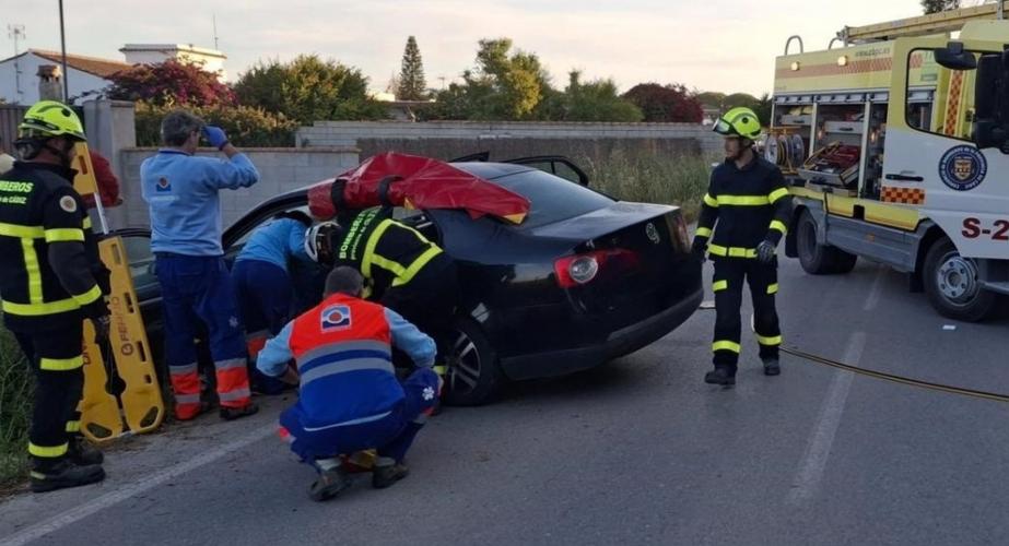 Operarios de rescate trabajan en el lugar del accidente