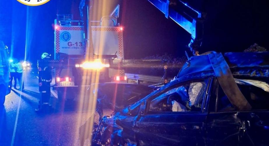 Maquinaria trabaja en el lugar del suceso