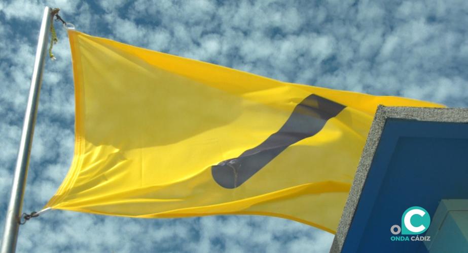 Nuevas banderas inclusivas en las playas para las personas que padecen daltonismo. 