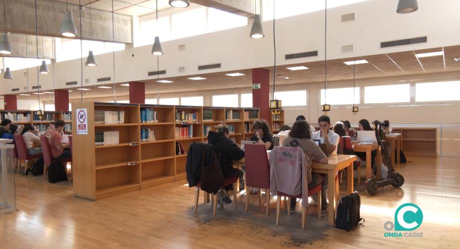 Interior de la biblioteca Adolfo Suárez.