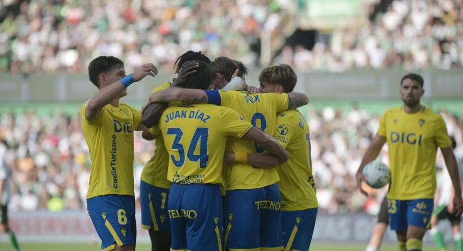 Los jugadores del Cádiz CF celbran el único gol que han marcado en el encuentro. Foto del Cadiz CF